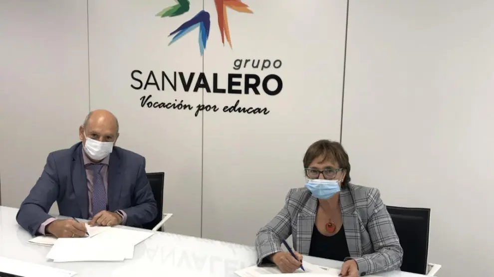 Firma del convenio entre el director general del Grupo San Valero, César Romero, y la directora de la Escuela de Hostelería Guayente, María Ángeles Grasa.