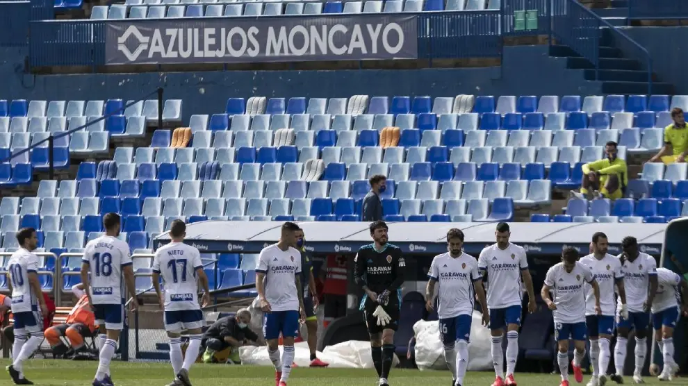 Salida al campo de los futbolistas del Real Zaragoza al inicio de su cita con Las Palmas.
