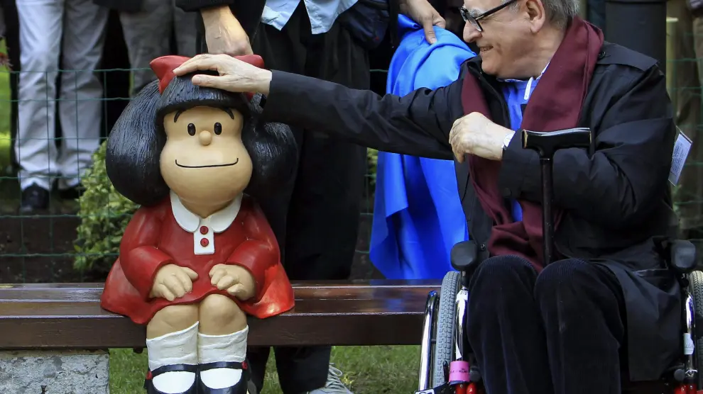 Quino posando junto a una figura de Mafalda en Buenos Aires
