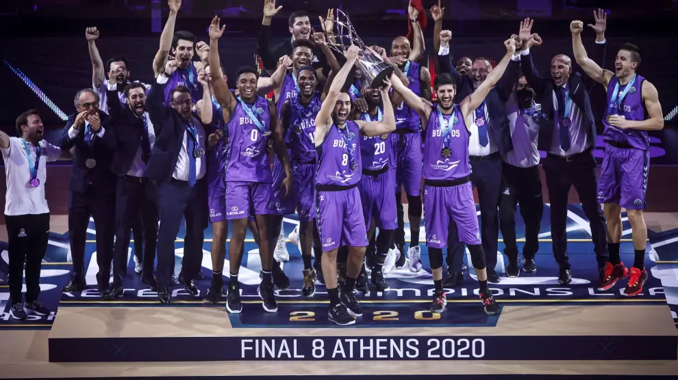 Los jugadores del equipo burgalés Hereda San Pablo celebrando su victoria en Atenas.