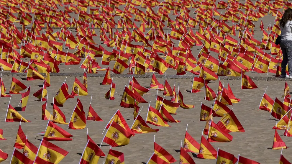 Playa de Valencia con banderas por las víctimas de covid.