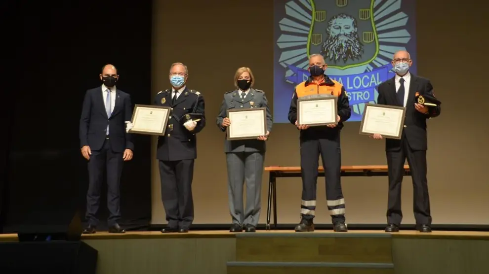 Representantes de la Guardia Civil, Protección Civil, bomberos y de la Policía Local de Barbastro, recogiendo sus diplomas.