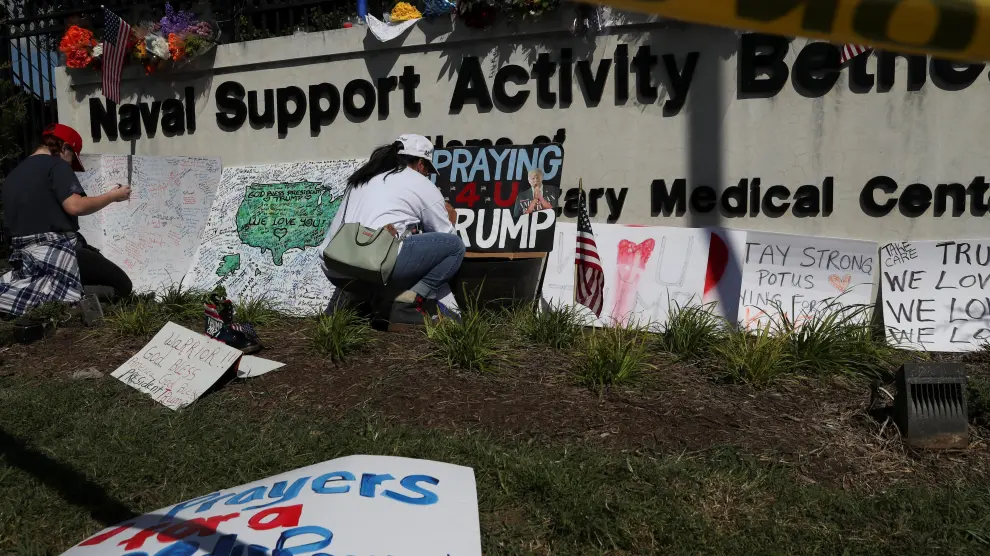 Carteles y pancartas de apoyo a Trump cerca del hospital donde está ingresado.