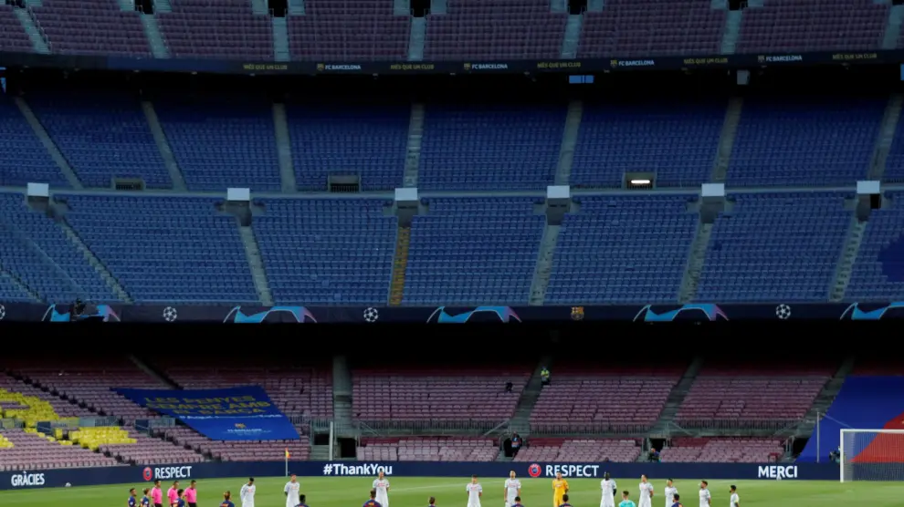 Minuto de silencio por las víctimas del coronavirus antes del partido de Champions FC Barcelona-Nápoles, el 8 de agosto, en un Camp Nou vacío.