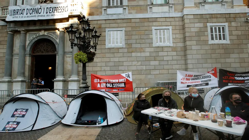Acampada de protesta de profesionales del sector del ocio nocturno de Cataluña por las medidas adoptadas.