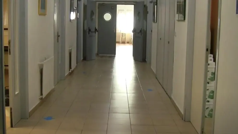 Señalización en los pasillos del colegio mayor Ramón Acín para garantizar las distancias de seguridad.