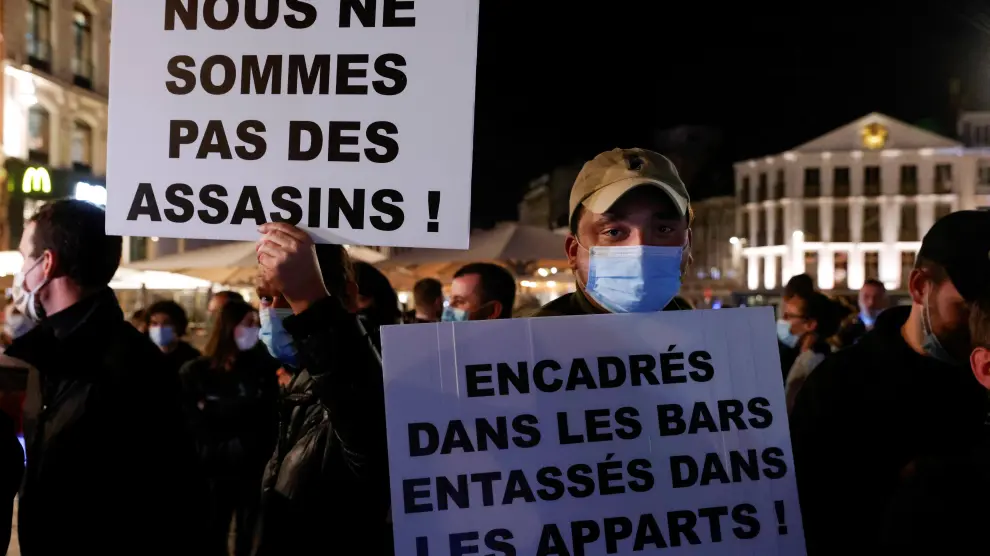 Propietarios de bares y restaurantes de Lille protestan contra las medidas del Gobierno.