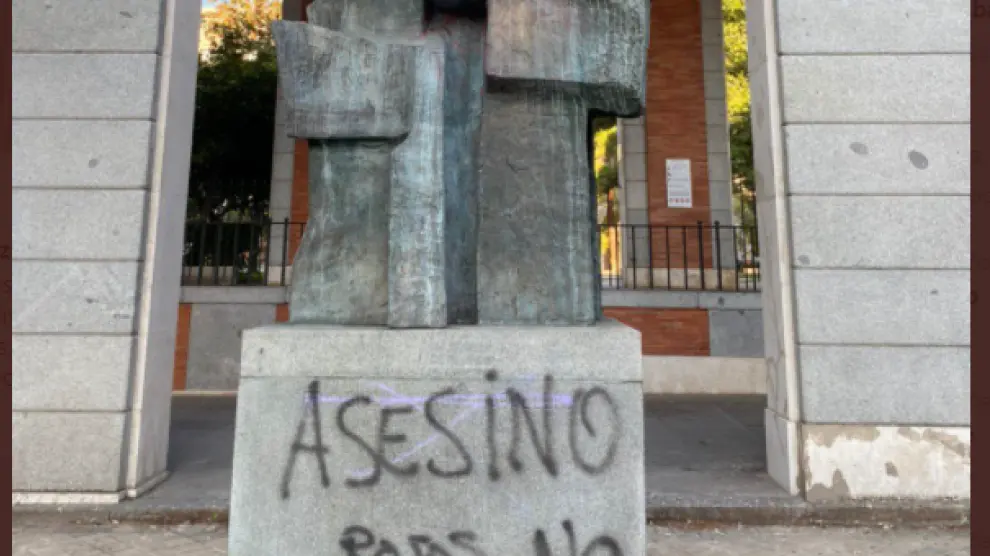 La escultura de Francisco Largo Caballero con las pintadas en las que se puede leer "Asesino" y "Rojos no".