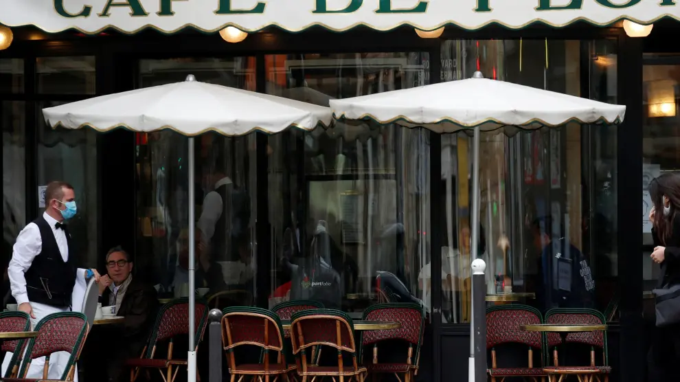 Un camarero con mascarilla en la terraza del Cafe de Flore en Paris, el pasado lunes.