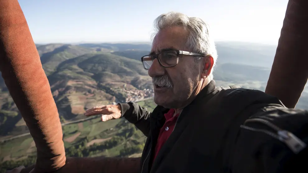 Pepe Ramos vuela sobre la Sierra de Albarracín.
