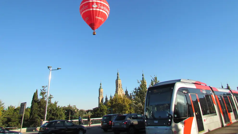 Un globo de Globos.es vuela sobre Zaragoza en 2015.