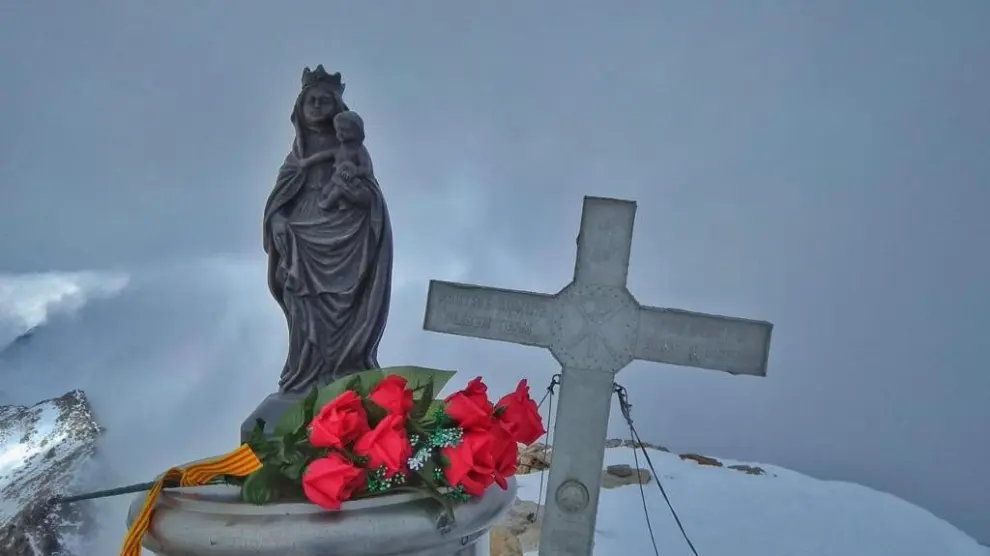 David Torrente depositó un ramo de rosas junto a la imagen de la Virgen del Pilar que hay en la cima del Aneto.