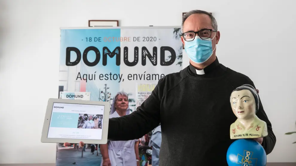 Alfonso Palos con las nuevas tecnologías, vía actual de donación, y las tradicionales huchas del Domund.