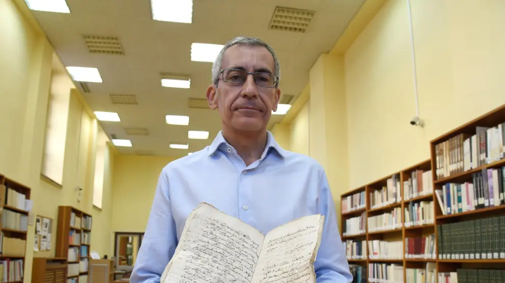 El historiador Carlos Garcés muestra los documentos del sumario recuperado.