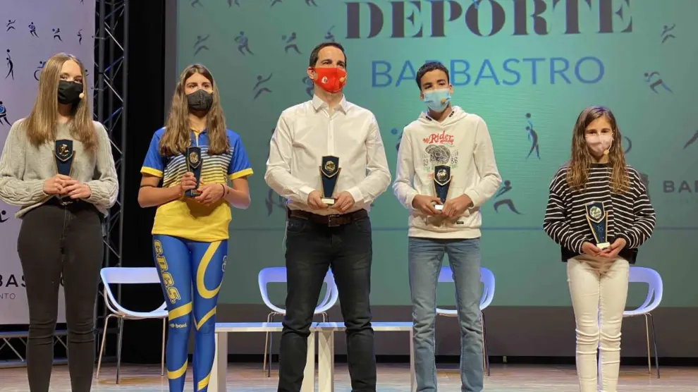 Representantes de algunos de los equipos premiados en la gala del Deporte de Barbastro