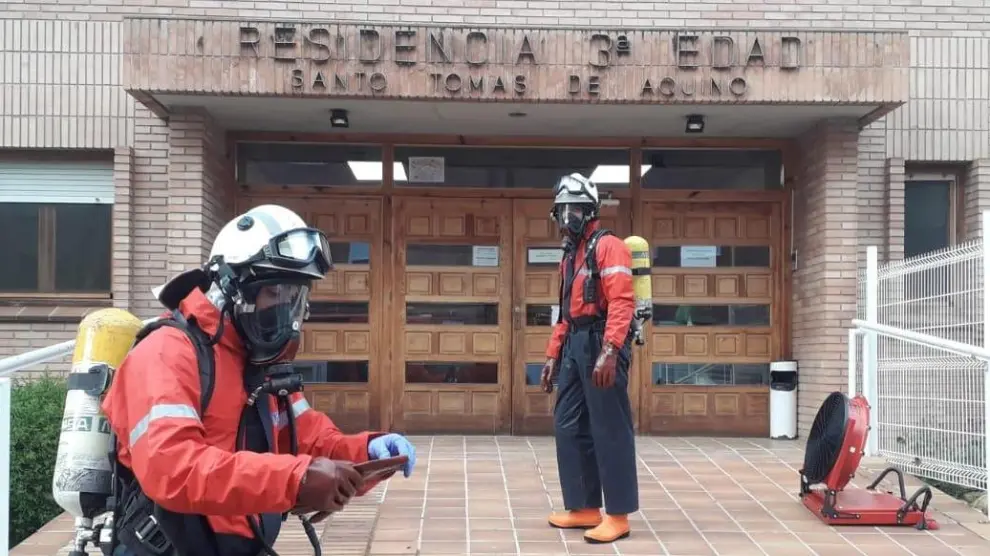 Imágenes de la desinfección de la residencia Santo Tomás realizada por los bomberos de la Diputación de Zaragoza en abril.