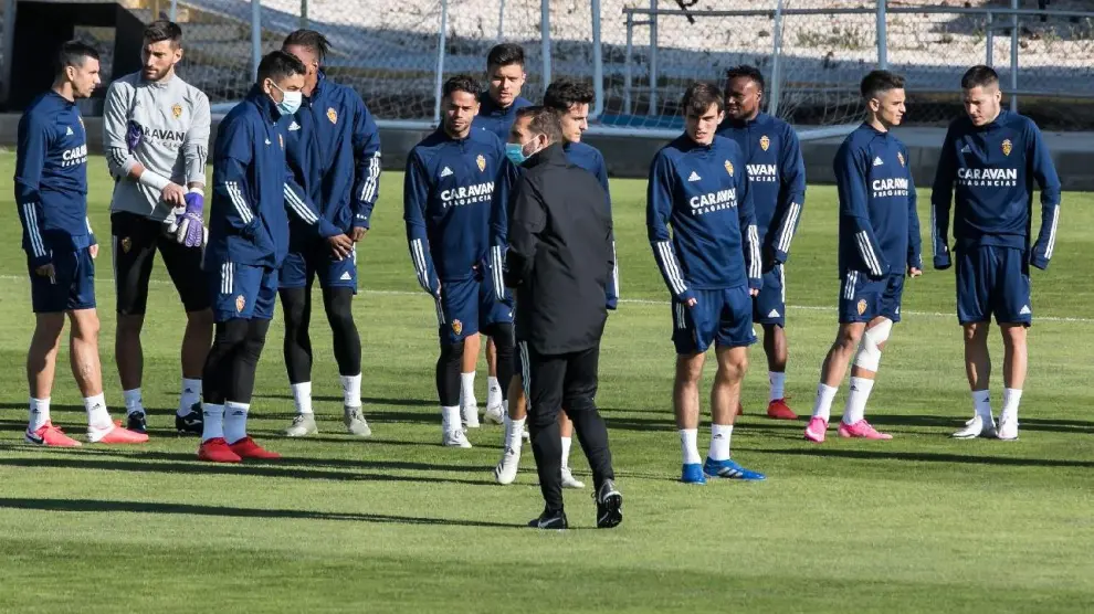 Rubén Baraja da indicaciones a los jugadores en el entrenamiento del Real Zaragoza antes de partir hacia Leganés.