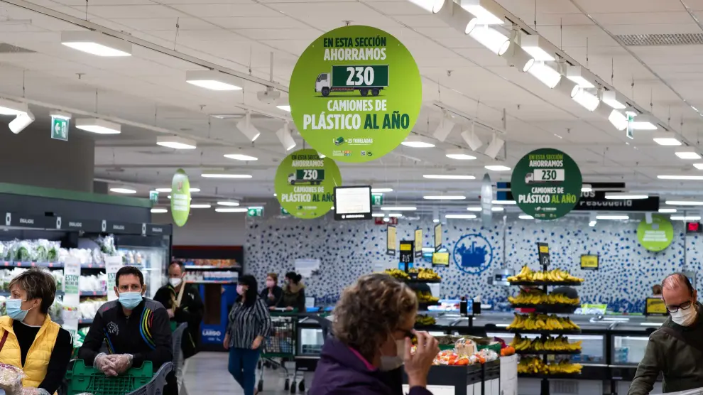 El supermercado luce cartelería que informa sobre los ahorros que permite su estrategia 6.25.
