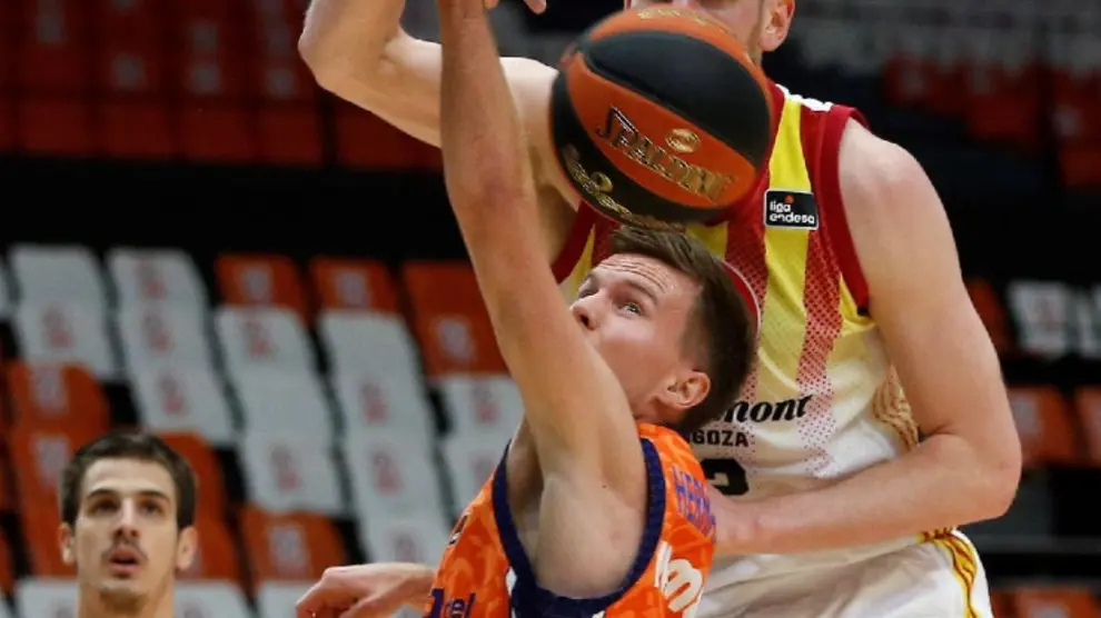 El base islandés serbio del Valencia Basket, Martin Hermansson, disputa un rebote a su compatriota el pivot islandés del Casademont Zaragoza, Tryggvi Hlinasson