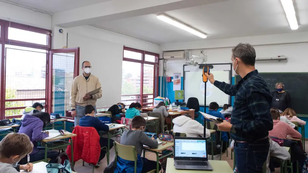 Medición de los niveles de CO2 en un aula del colegio Basilio Paraíso de Zaragoza para comprobar si está bien ventilada.
