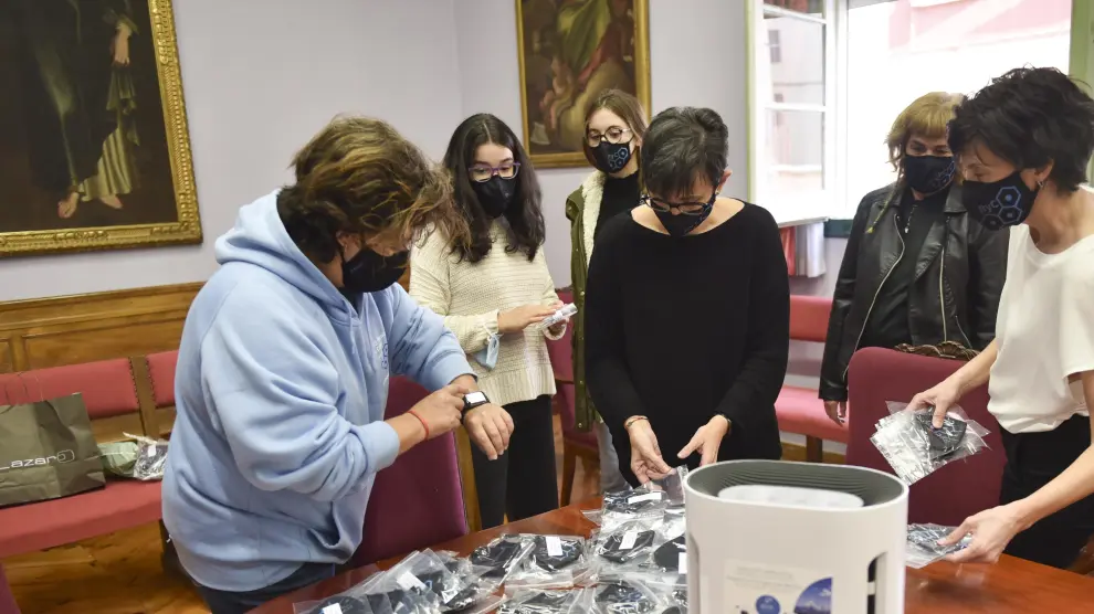 Momento de la entrega de las mascarillas y de purificadores por parte de la Amypa al IES Ramón y Cajal de Huesca.