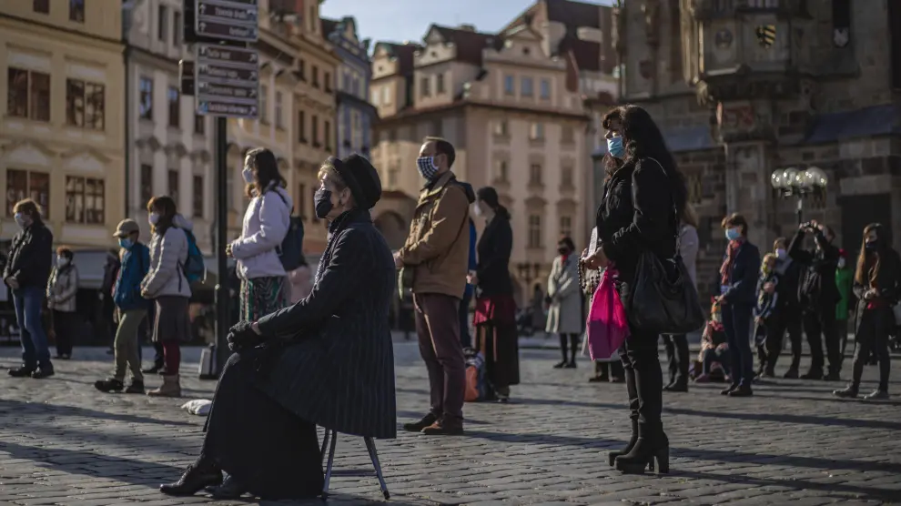 Varios fieles siguen una misa al aire libre en Praga, este domingo.