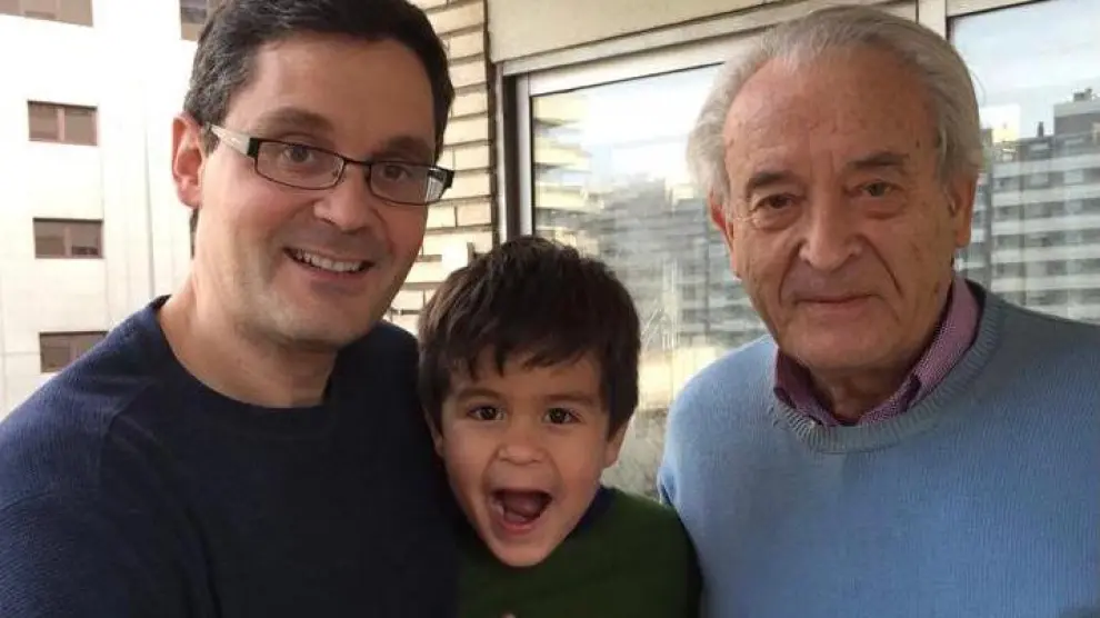 Santiago Comella, junto a uno de sus hijos y su padre, en una reciente visita a Zaragoza.