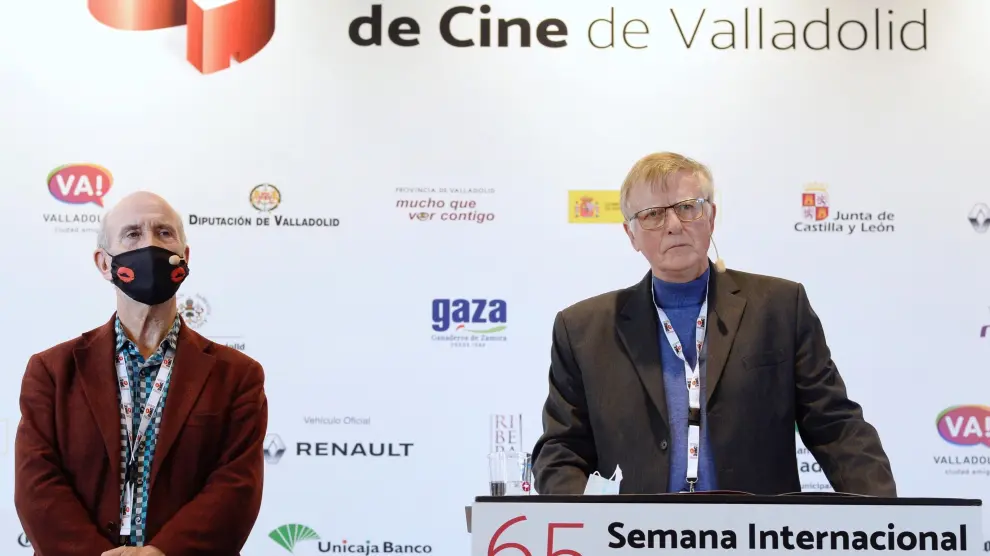 El presidente del jurado internacional de la Seminci, Peter Beale, acompañado del director del mismo, Javier Angulo, lee el palmarés