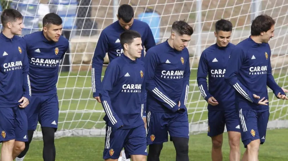 Algunos de los jugadores del Real Zaragoza, en el entrenamiento previo a viajar a Tenerife.