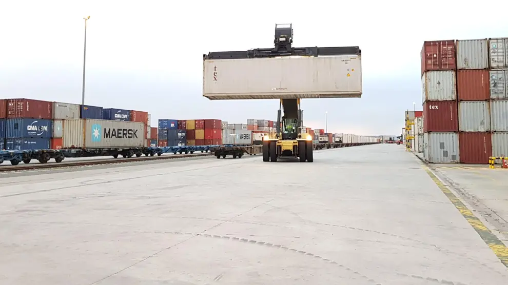 Trasiego de contenedores en la Terminal Intermodal de Mercancías de Monzón, que contará con uno de los diez apartaderos de 750 metros que sufragará el puerto de Barcelona.
