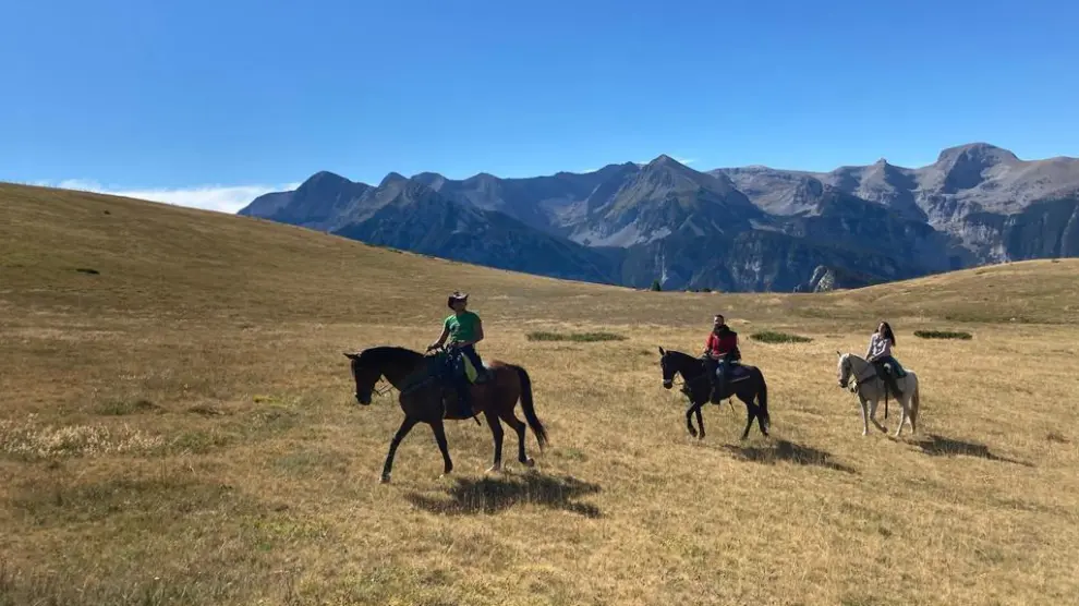En la hípica de Chistau Ecuestre viven doce caballos aunque ahora los paseos son para grupos de máximo seis personas