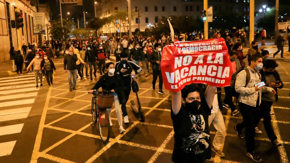 Protestas en las calles de Lima contra la destitución de Vizcarra.