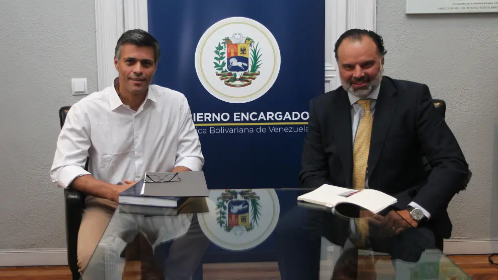 El opositor venezolano Leopoldo López, en el encuentro con el presidente de WAN-IFRA, Fernando de Yarza.