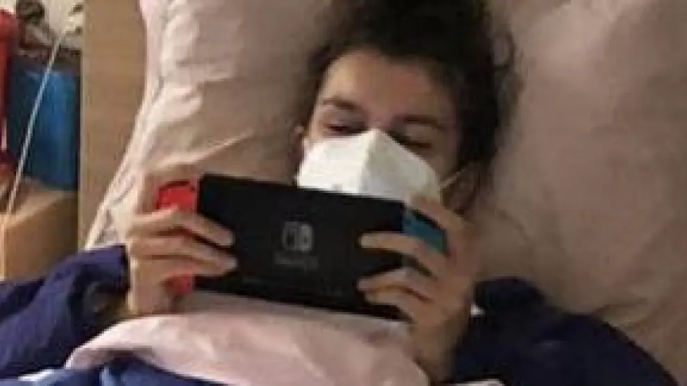 La extriunfita ha colgado una fotografía en su cuenta de Twitter, bajo el título "caprichos de enferma".