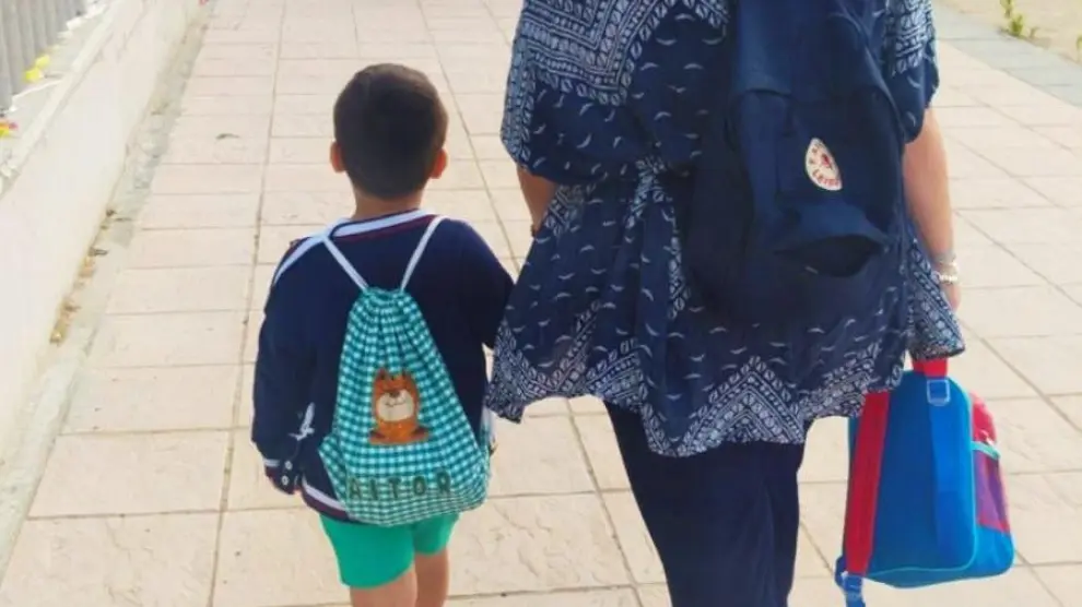Alexandra Sentre, junto a su hijo, de camino al colegio Arcosur.