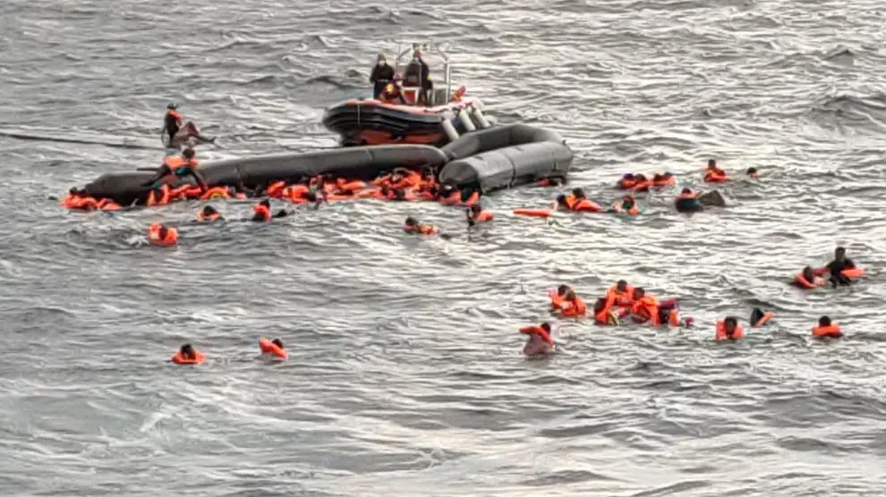 Rescate de migrantes en el Mediterráneo por activistas de la ONG española Open Arms.