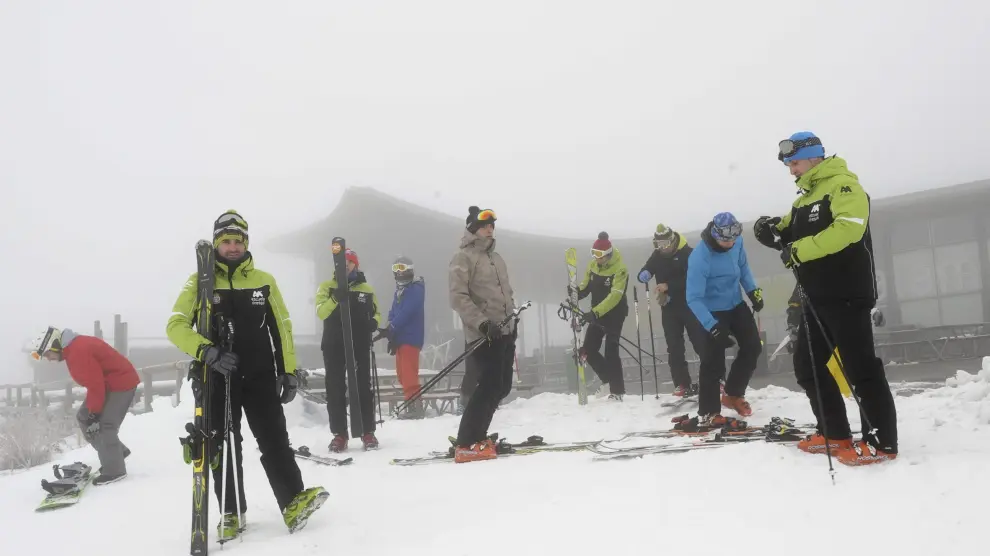Esquiadores en la estación invernal de Javalambre.