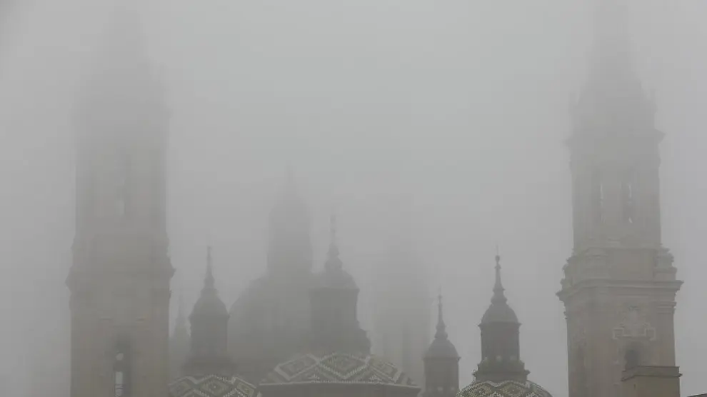 La basílica del Pilar de Zaragoza envuelta en niebla