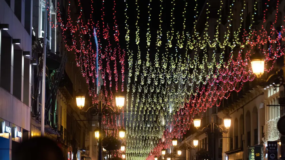 La iluminación navideña anima las calles comerciales.