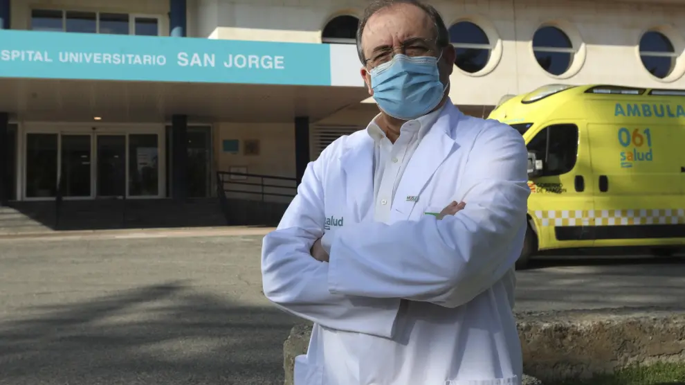 José Ignacio Castaño, gerente de los sectores sanitarios de Huesca y Barbastro, a las puertas del Hospital Universitario San Jorge.