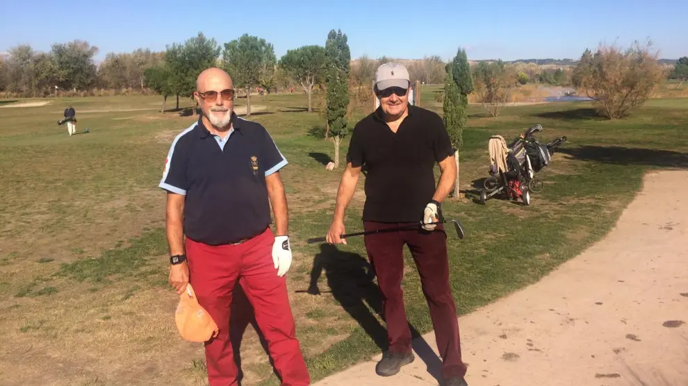 José Luis Aguar y José Manuel Guallar, en las instalaciones de Ranillas Golf.
