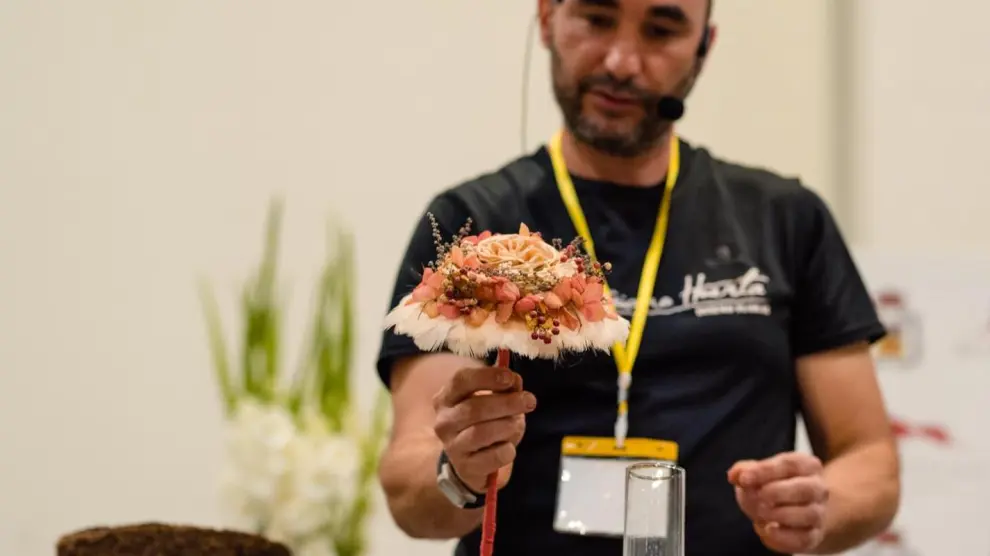 Mario Huerta, dueño de la floristería, participa en demostraciones de diseño floral como ésta, en Expoborja.