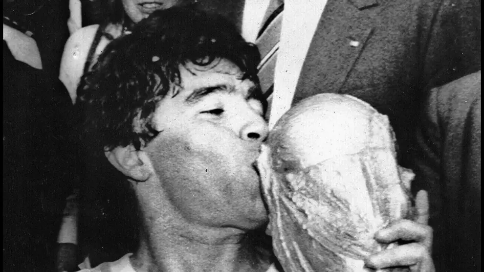 Diego Armando Maradona besando la Copa del Mundo obtenida con la selección argentina durante el Mundial de México 1986.