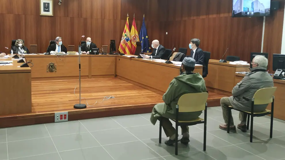 El empresario y el encargado de la finca, ayer, en el banquillo de los acusados de la Audiencia de Zaragoza.