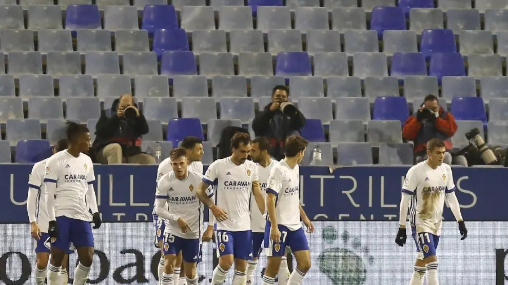 Los jugadores del Real Zaragoza, tras anotar el 1-0 en la primera parte.