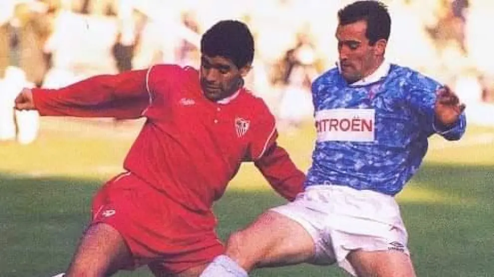 Salillas le disputa la pelota a Maradona, en un encuentro de 1992.