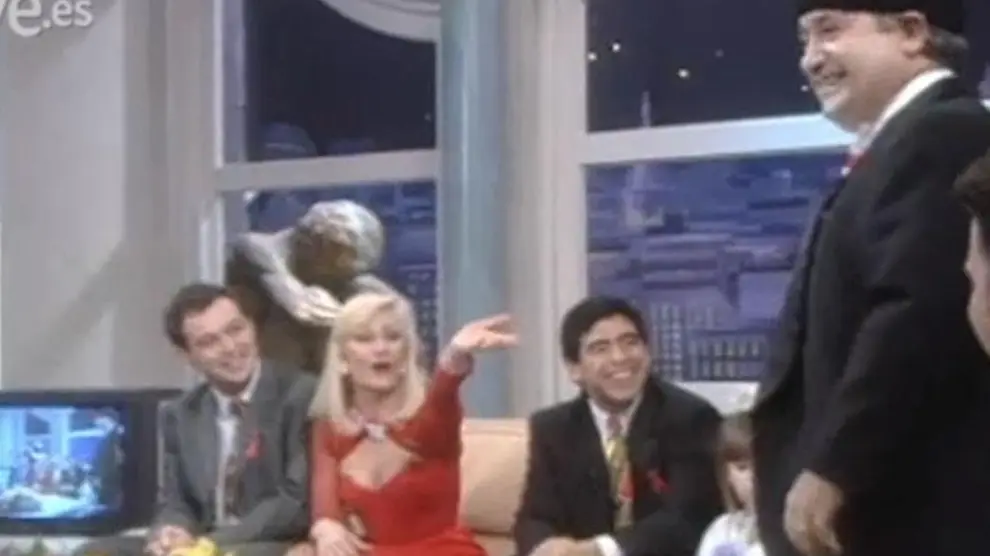 Un fotograma del programa de TVE en el que coincidieron Marianico el Corto y Maradona.