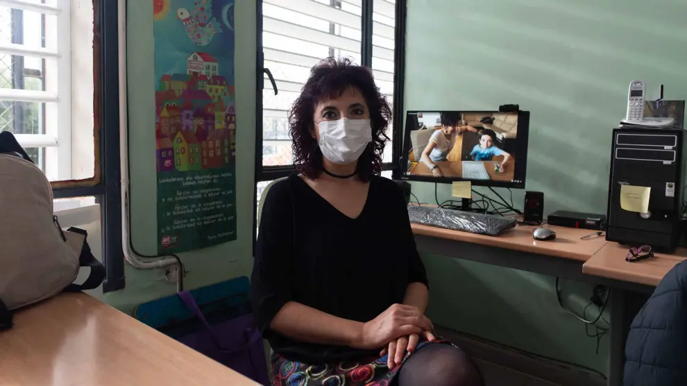 Mari Mar Fraj, en clase de atención domiciliaria, ahora ‘online’ por la pandemia, con uno de sus alumnos y su madre