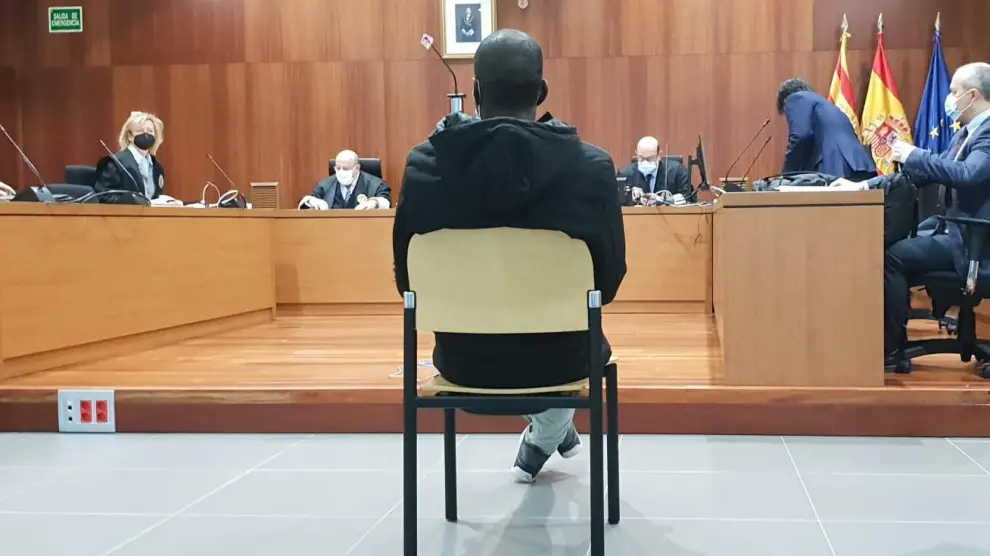 El acusado, sentado este jueves en el banquillo en la Audiencia de Zaragoza.