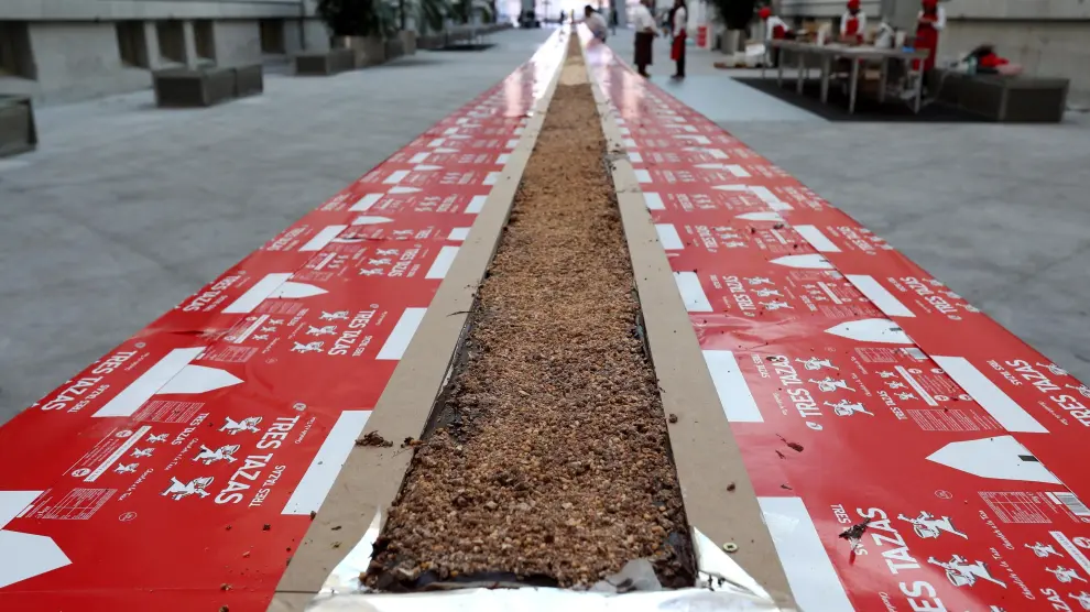 El Palacio de Cibeles ha albergado este viernes la elaboración del turrón de chocolate más largo del mundo, de 50 metros de largo